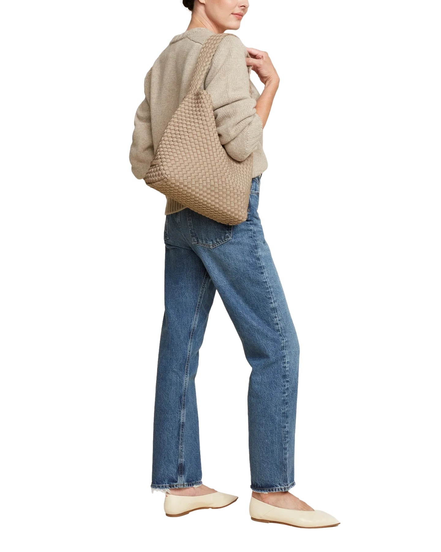 Naghedi Nomad Medium Hobo veske i taupe med myke linjer og romslig design, laget av myk cashmere-aktig materiale.