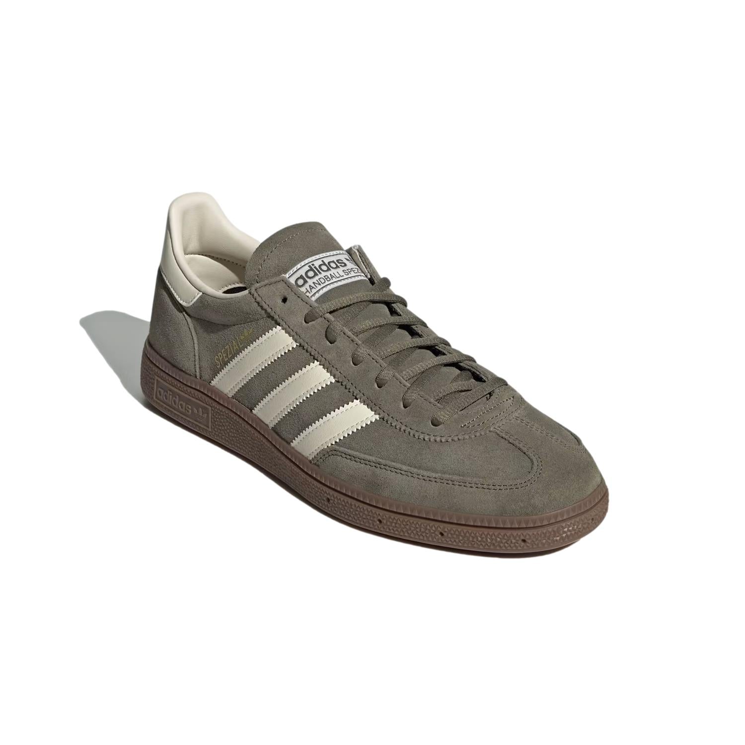 Adidas Handball Spezial junior håndballskøyter i olivengrønn med svart såle og hvite logoer, designet for unge håndballspillere.