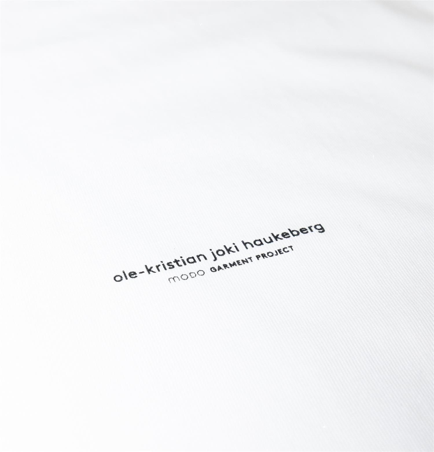 Hvit T-skjorte fra Garment Project Modo x Garment Project med enkel design og rund hals, vist på modell.