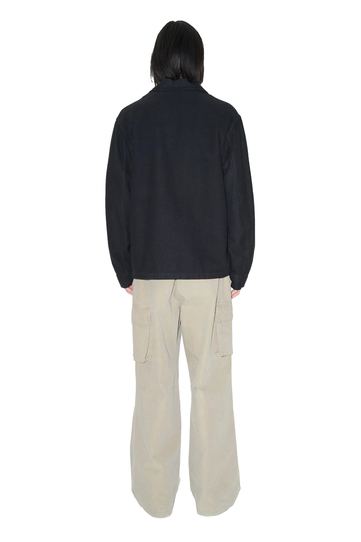 Sort Our Legacy Evening Coach Jacket, en stilfull jakke med klassisk design og komfortabel passform, vist på modell.