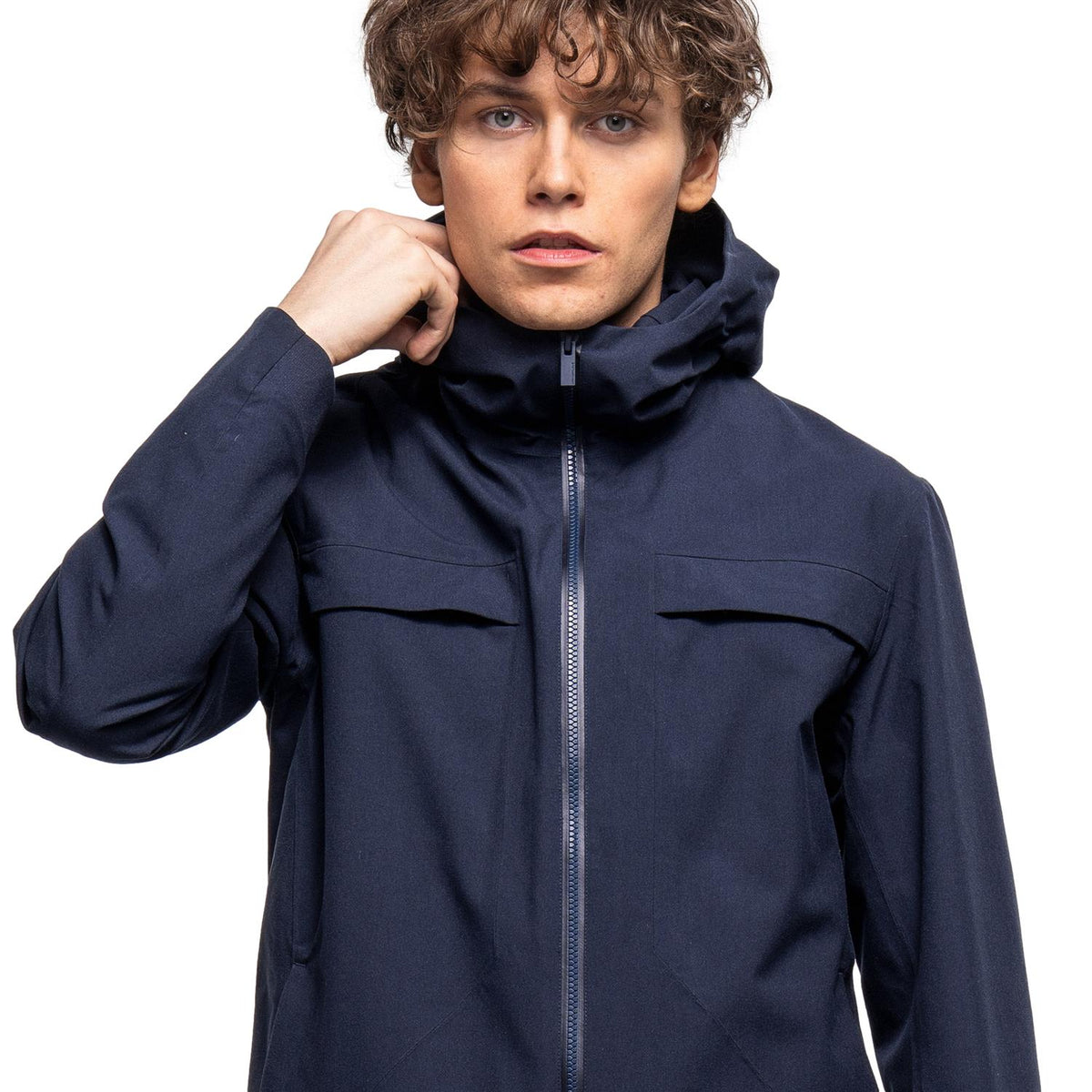 Navn Johnny Love Peter Short Parka jakke i marineblå farge, frakkestil med hette og lommer, for menn.