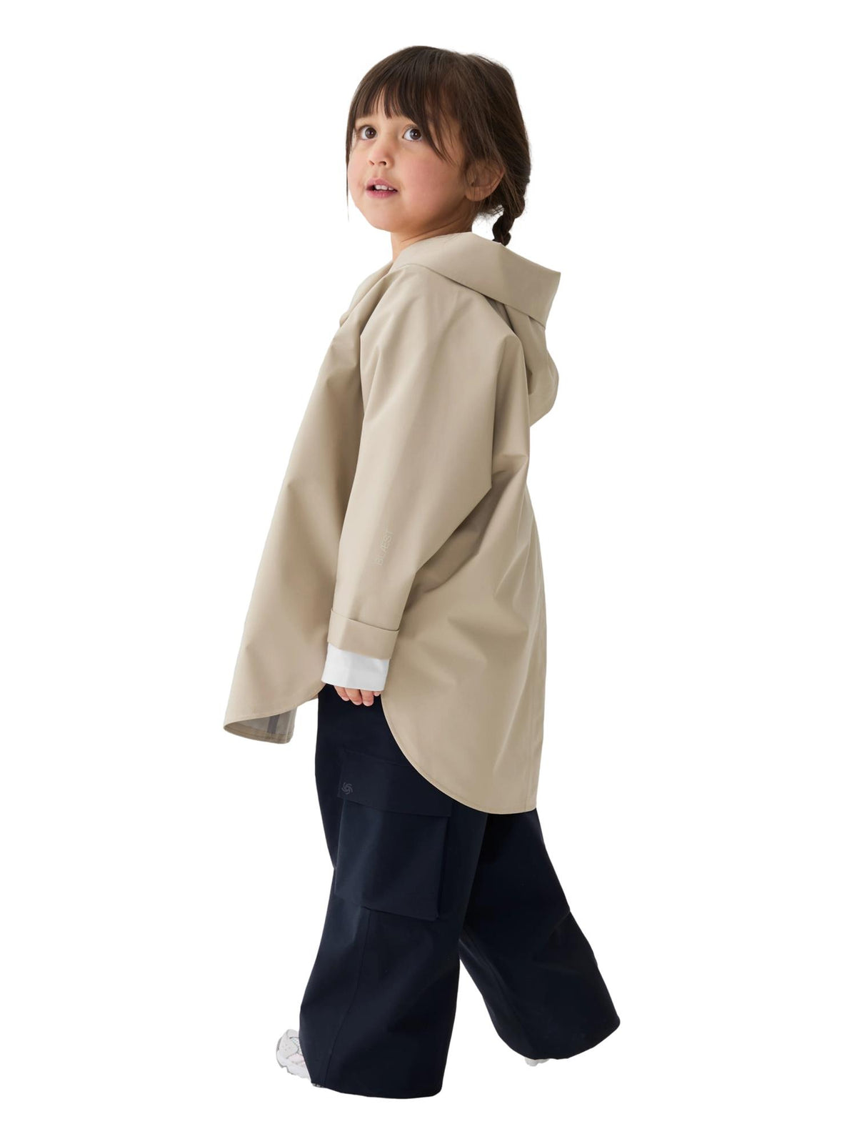 Blæst Bergen Mini Poncho beige jakke vist med åpen front og mykt stoff, perfekt for vått vær og stilfull beskyttelse.