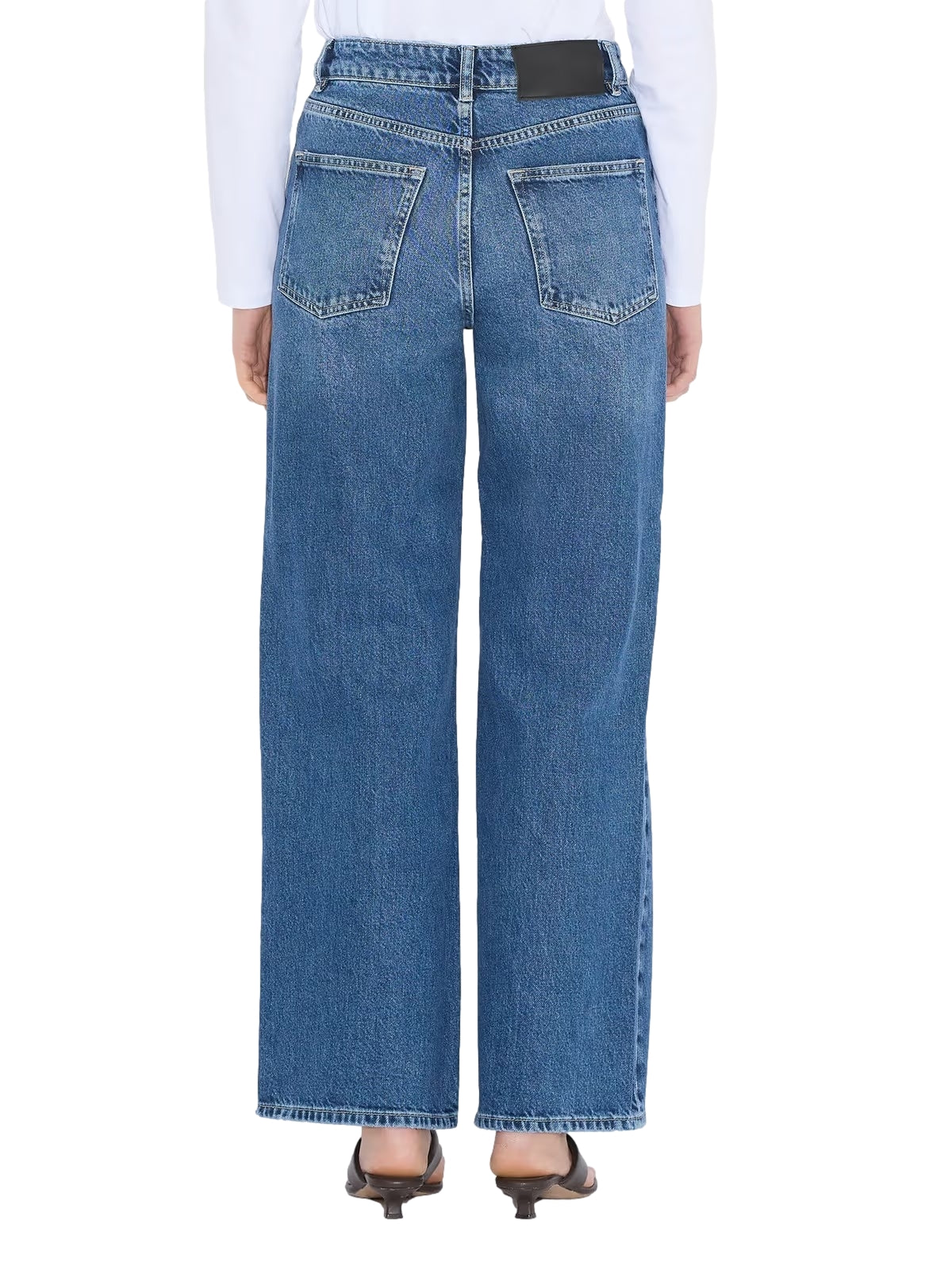 Holzweiler W Wide-Leg jeans i denim, vises med høy midje og løstsittende ben, perfekt for moderne stil.