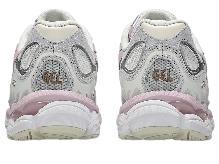 Asics GEL-NYC sneakers i beige og rosa med betongfarget og lyserosa design, synlig på bildet.