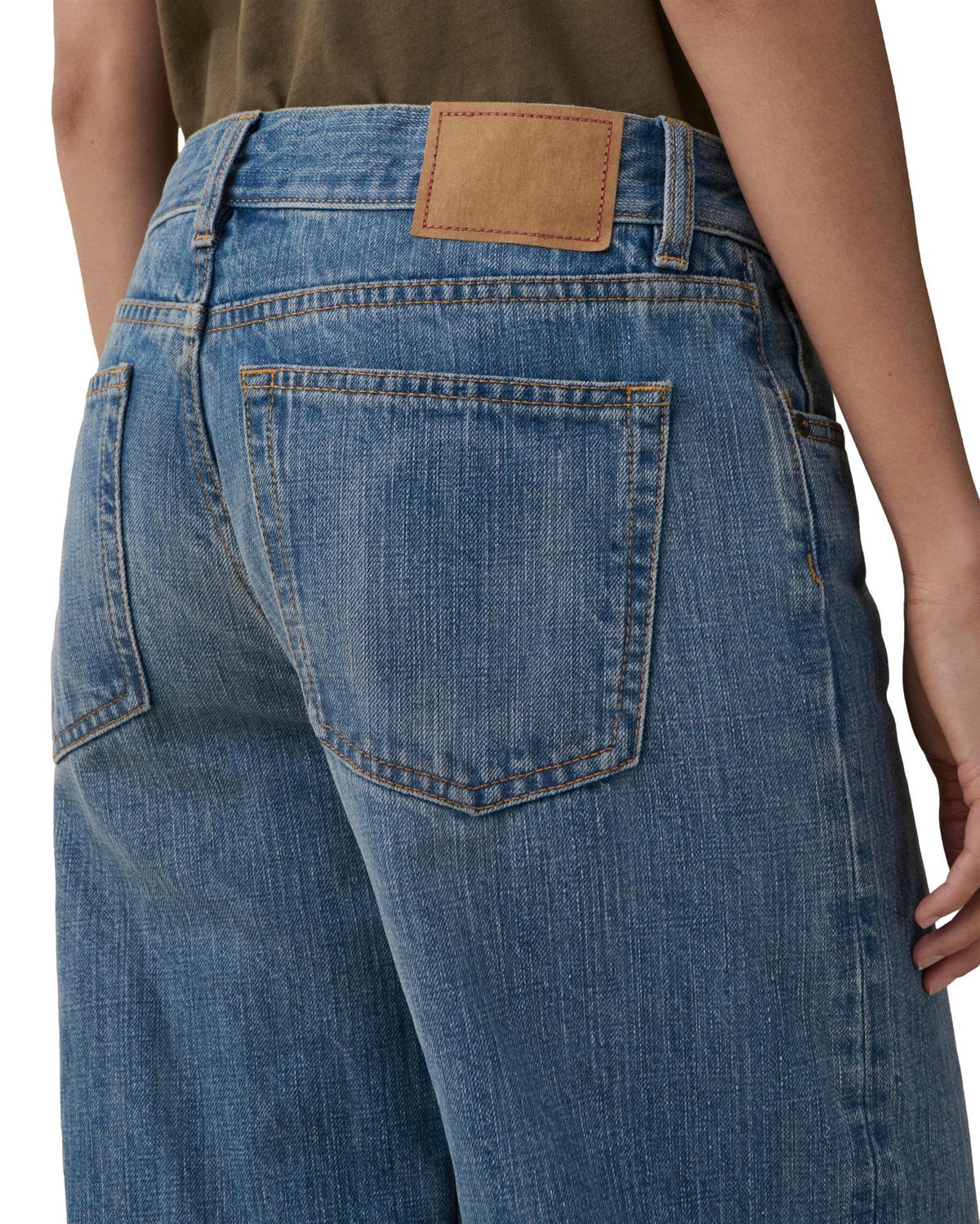 Jeanerica Kyoto Mid Blue Righe jeans, blå denim med rette passform og synlige sømmer, vist på en modell.