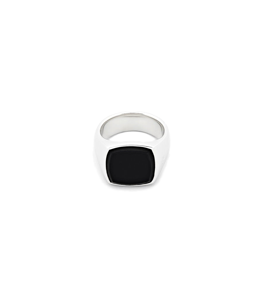 Tom Wood svart onyx ring i sølv, elegant smykkedesign med glatt overflate og rund form, sett mot lys bakgrunn.