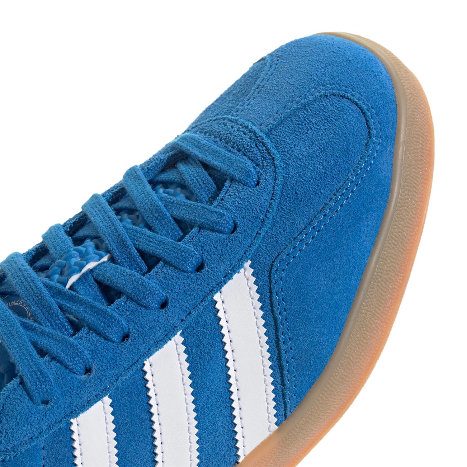 Blå Adidas Gazelle Indoor sko med hvit såle og dekorative detaljer, laget for komfort og stil innendørsbruk.