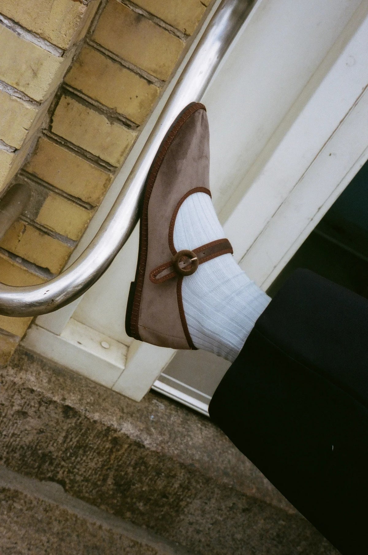 Brune Yori Jomo Mary Jane flats i velur med komfortabel skodesign og justerbar rem.
