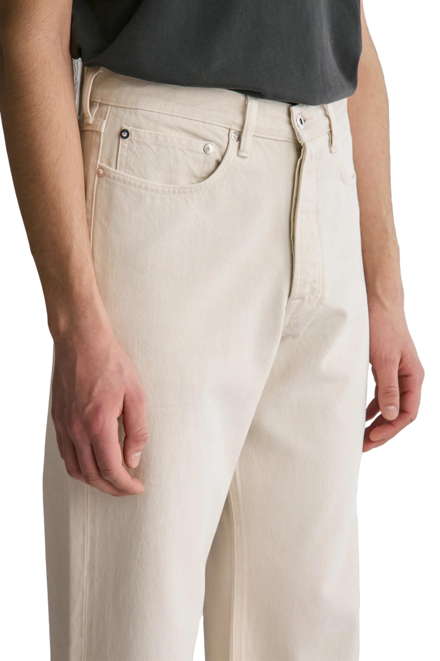 Livid Barnes Fade Bone jeans i off-white med slitte detaljer og moderne passform, synlig på bildet.