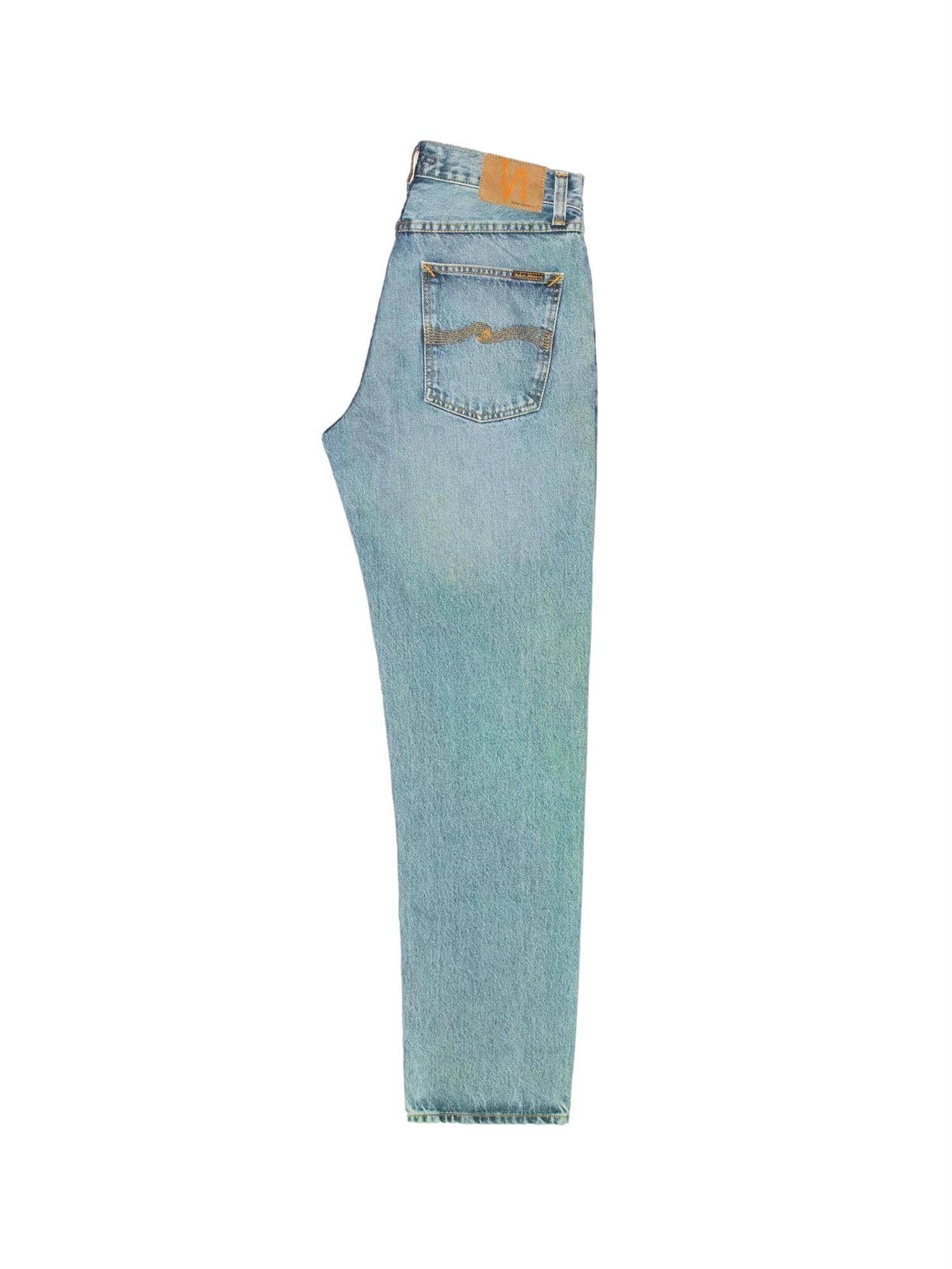 Nudie Jeans Rad Rufus indigo blå jeans av denimstoff, vises på modell med klassisk passform og synlige sømmer.