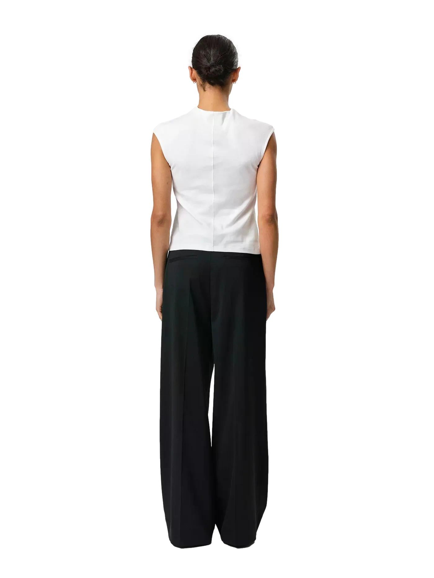Julie Josephine Ariel topp i hvit bomullsdesign, viser enkel og elegant stil med kort erm og rund hals foran.