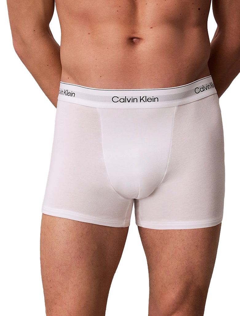 Hvite Calvin Klein Underwear Icon Relaxed Fit boxershorts, komfortabel og myk bomullsdesign, vist i bildet.