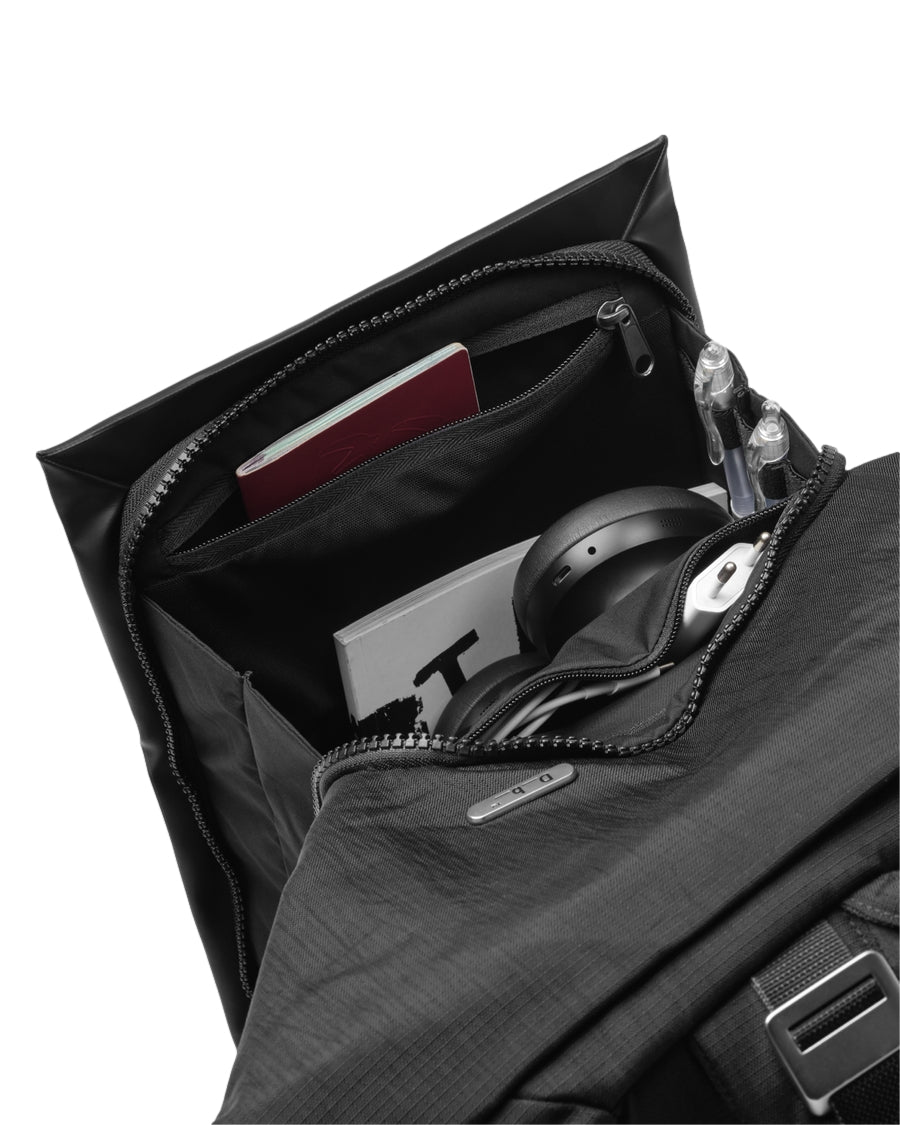 Sort Db Entour Backpack 26L ryggsekk med justerbare skulderstropper og romslige hovedrom, ideell for dagsturer og skolebruk.