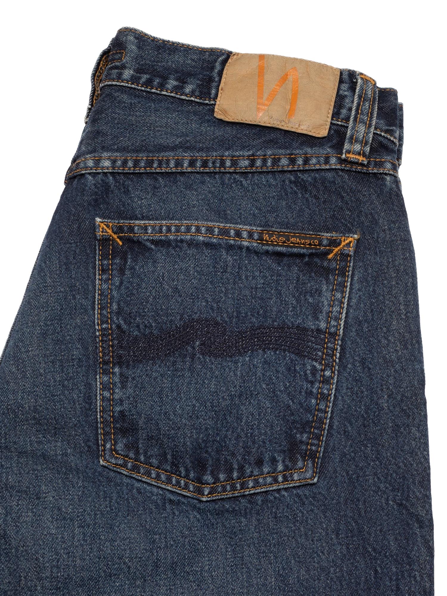 Mørkeblå Nudie Jeans Rad Rufus jeans av bomull med klassisk passform og slitesterkt stoff, vist på modell.