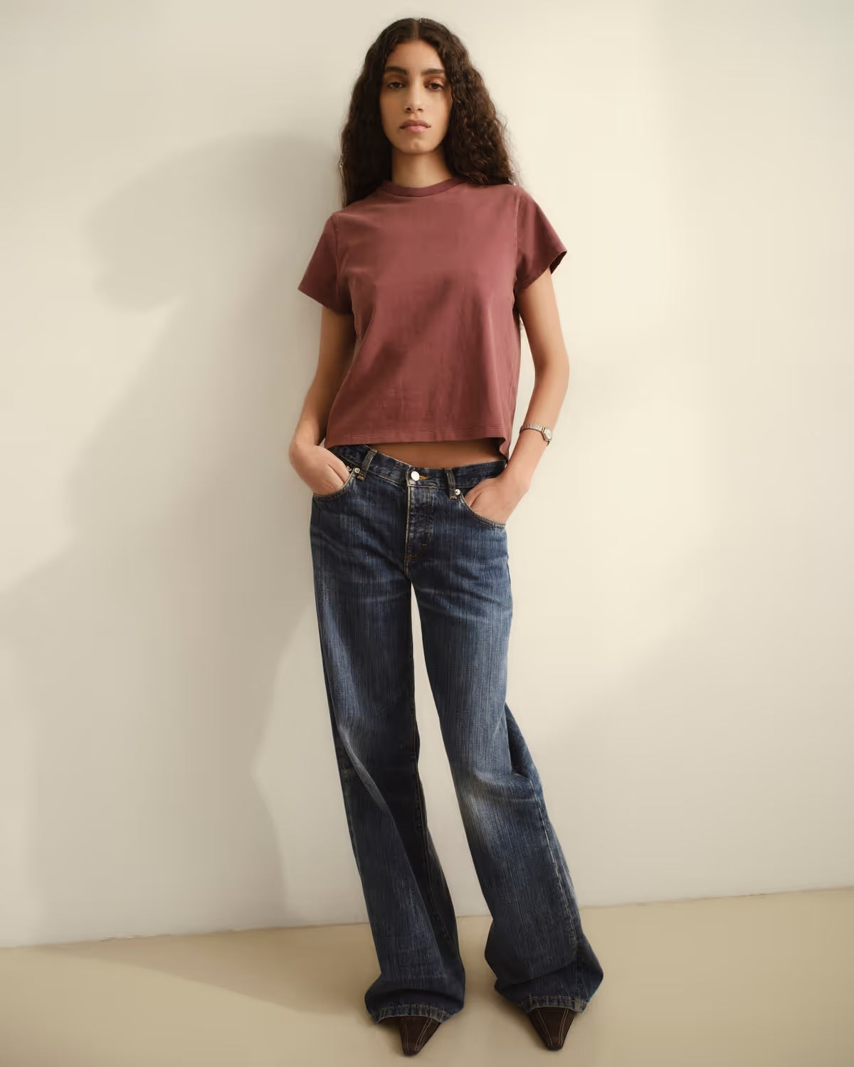 Jeanerica Kyoto mørk blå jeans med rette linjer, vises på modell mot hvit bakgrunn, fokus på klassisk stil og slitestyrke.