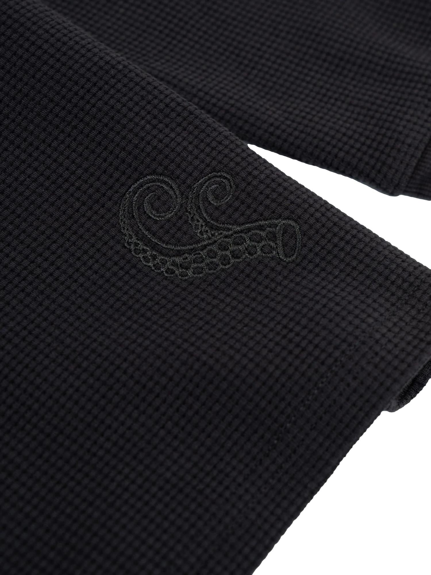 Libertine Libertine Astro longsleeve i koksgrå med rund hals og lang ermelengde, laget av mykt stoff.