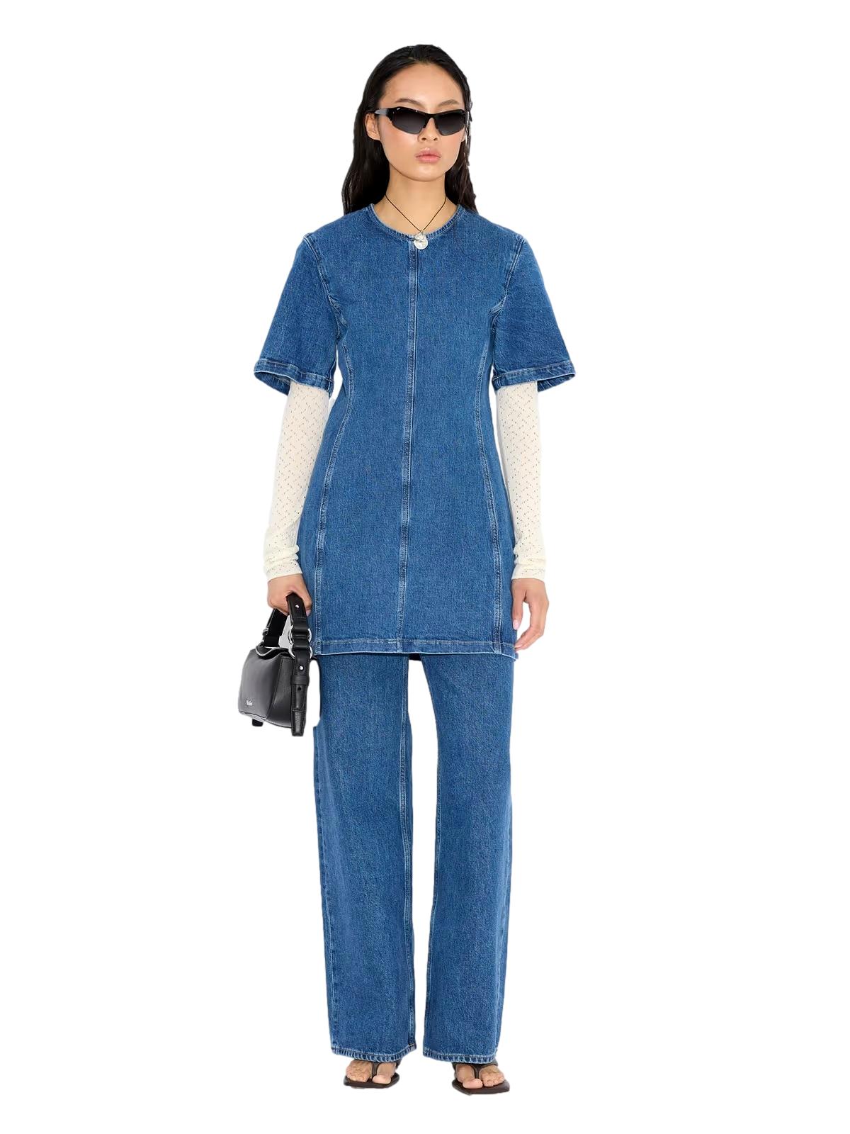 Holzweiler W Wide-Leg jeans i blå denim med høyt liv og løs passform, vist fra front med bukseben som faller rett ned.