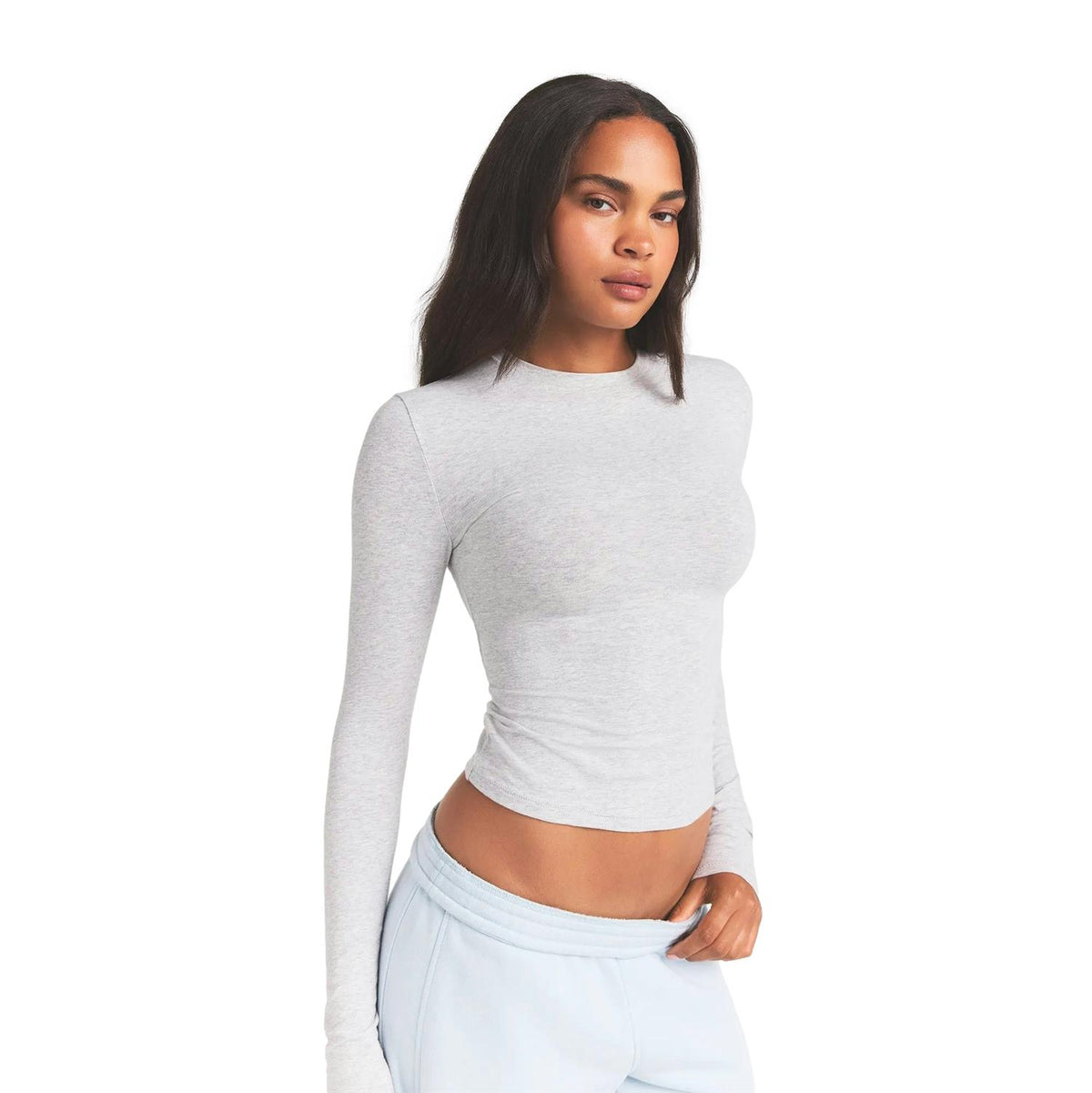 SKIMS Cotton Jersey langermet T-skjorte i lysegrå med rund hals, myk og komfortabel bomullsgenser.