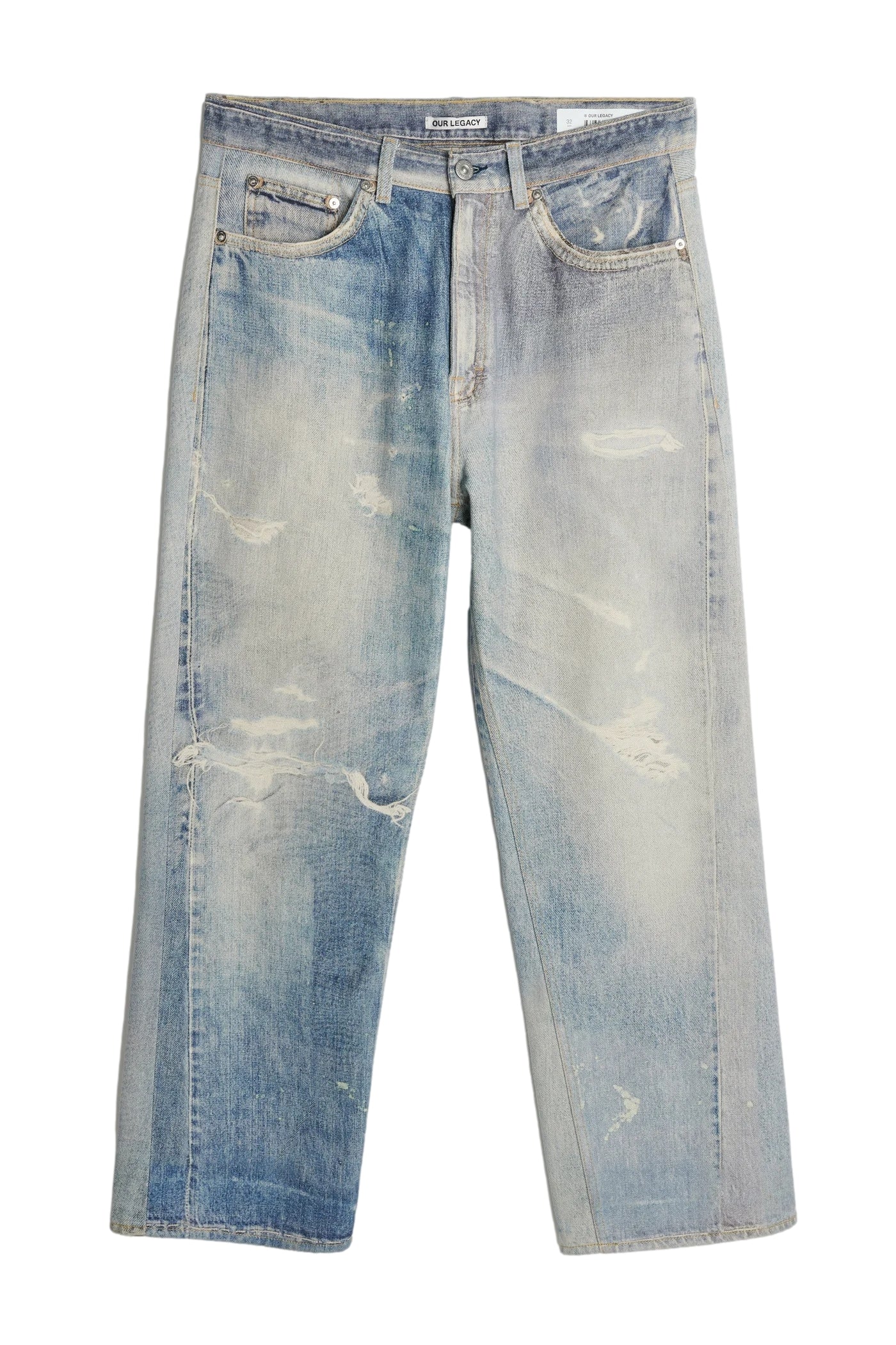Blå Our Legacy Third Cut jeans, klassisk jeans med rette ben og slitesterkt denimmateriale, vist i et nærbilde.