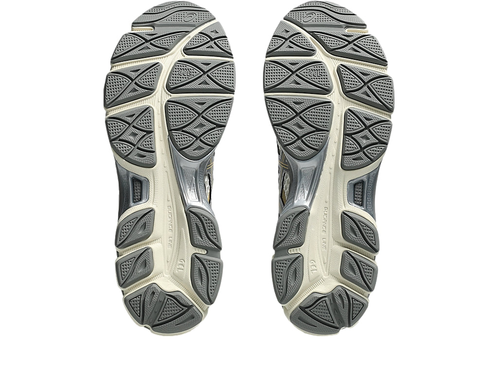 Asics Gel-Cumulus 16 løpesko i krem og clay farger, grå med hvite detaljer, for komfort og støtte.