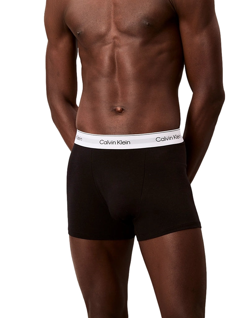 Sort Calvin Klein Underwear ikon avslappet passform boxershorts, komfortabel og myk bomullsstoff, vist på en modell.
