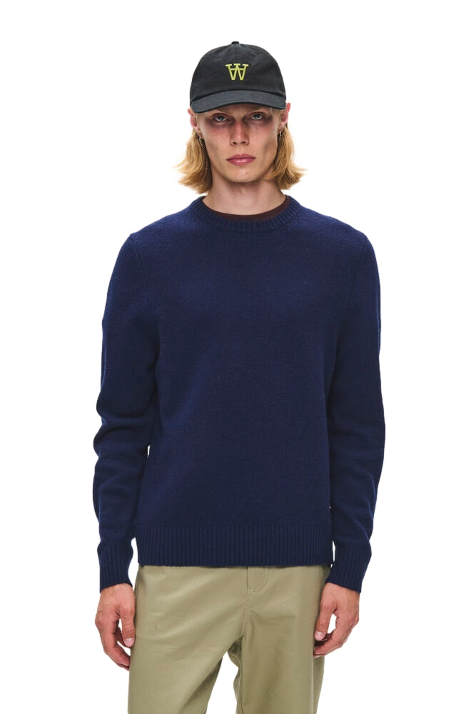 Blå Wood Wood WW Tal Crew Neck genser med rund hals og komfortabel passform, vist i et bilde.