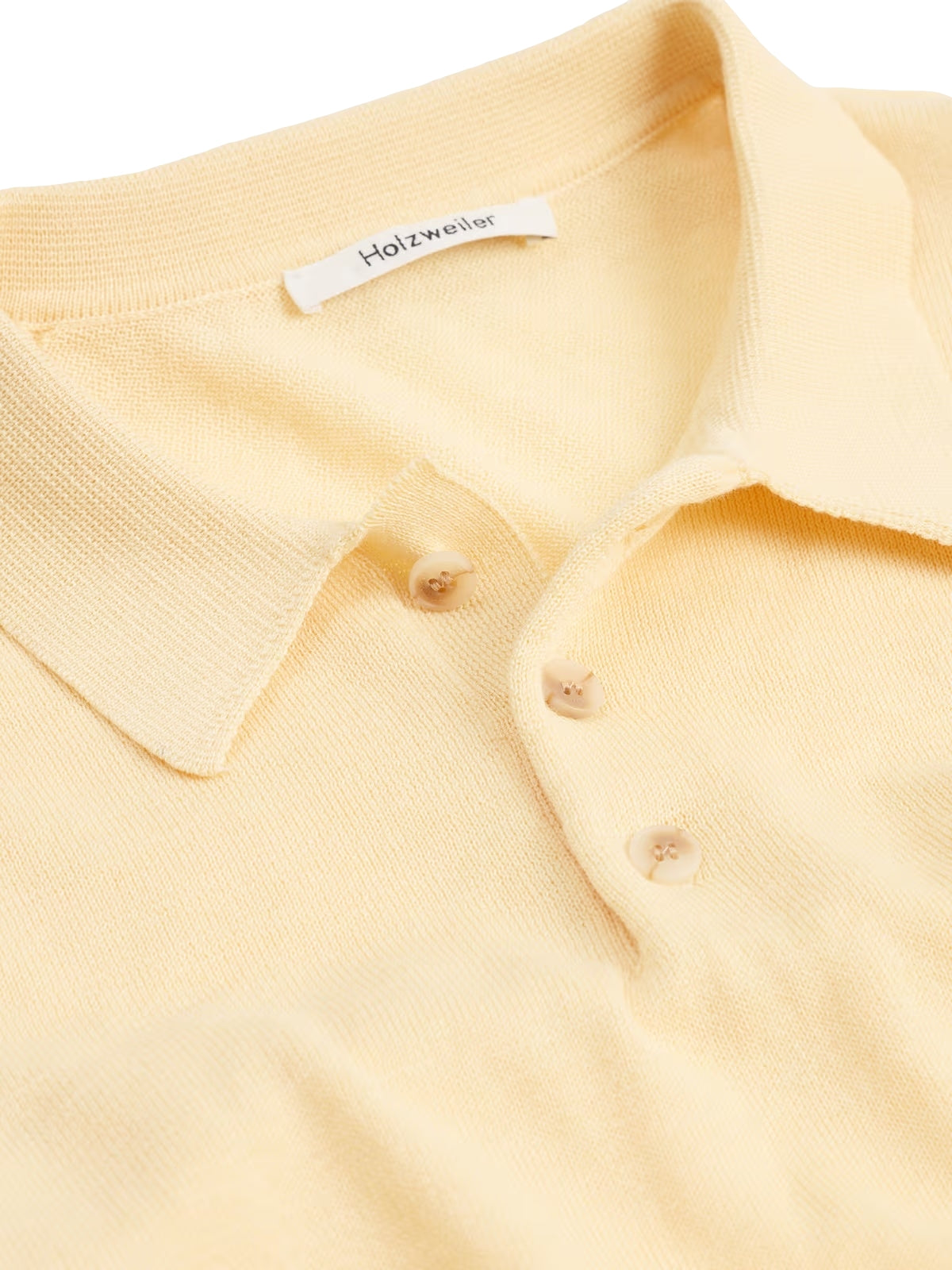 Holzweiler Florence polo genser i gult, komfortabel og stilig med klassisk krage og knappestolpe, vist på modell.