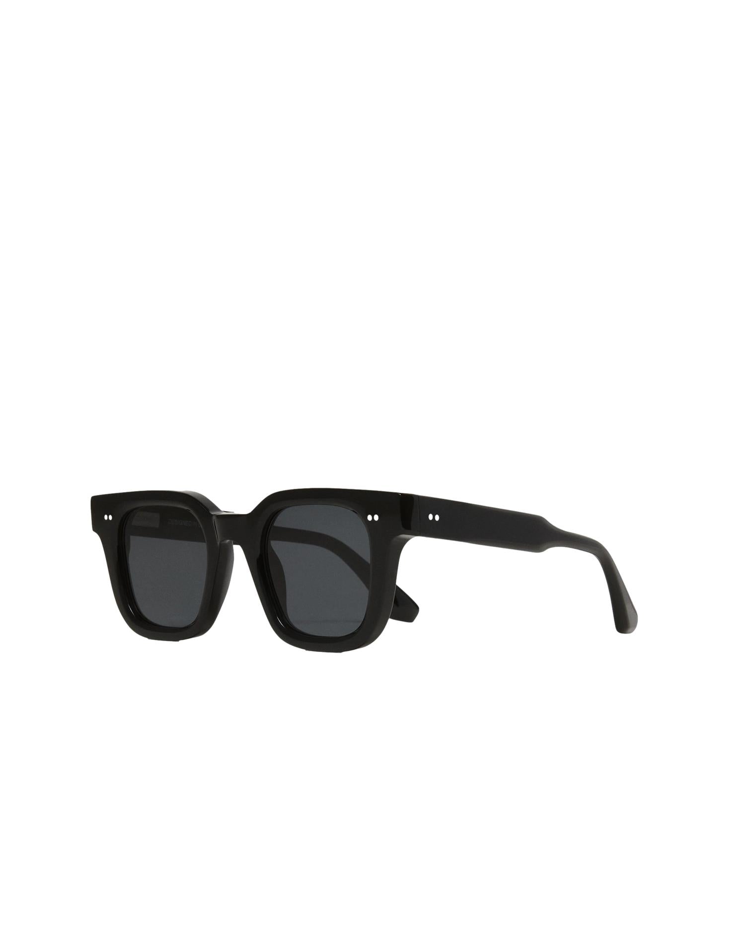 Chimi Eyewear 04 svarte solbriller med ramme i plast, solbeskyttelse og moderne design, vist på modellen.