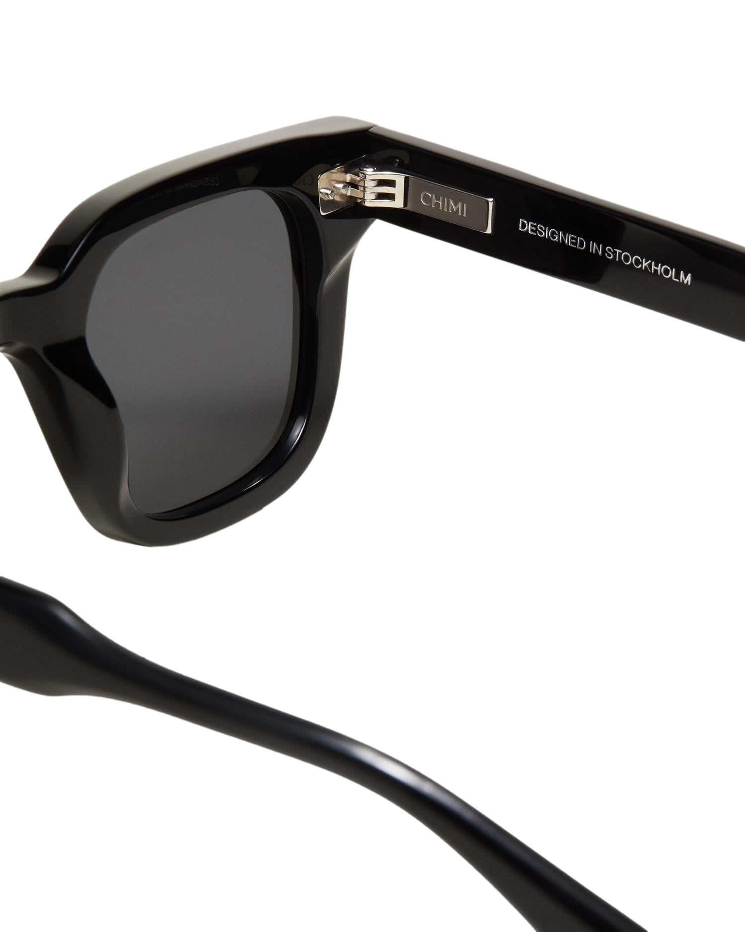 Sort Chimi Eyewear 04 solbriller med svart innfatning og solbrilleglass, stilfullt design for solbeskyttelse