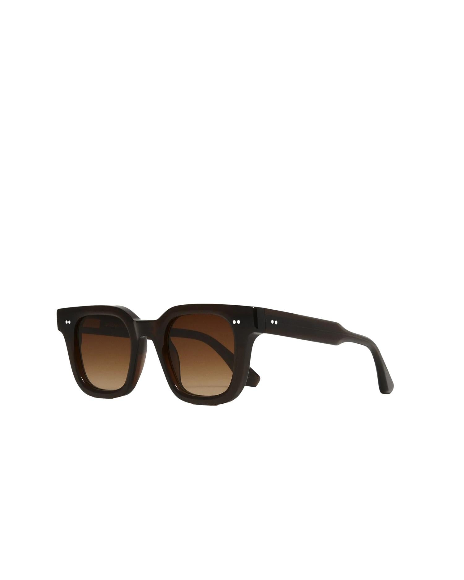 Chimi Eyewear 04 brun solbriller med runde rammer og mørke glass, stilfullt tilbehør for solrike dager.