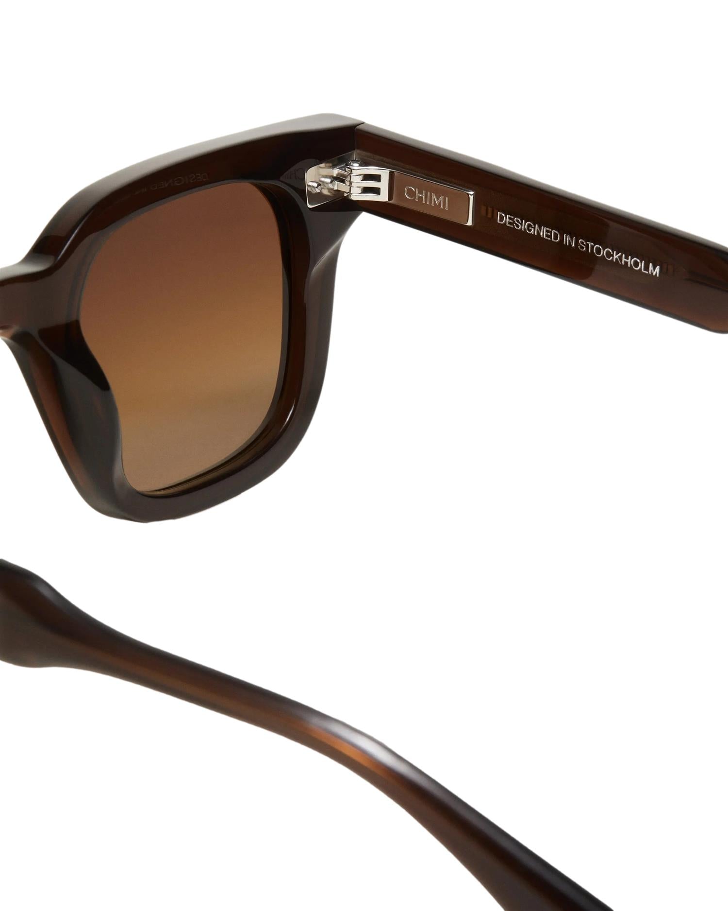 Chimi Eyewear 04 brune solbriller med rammekant og mørke glass, stilfullt design for solbeskyttelse og mote.