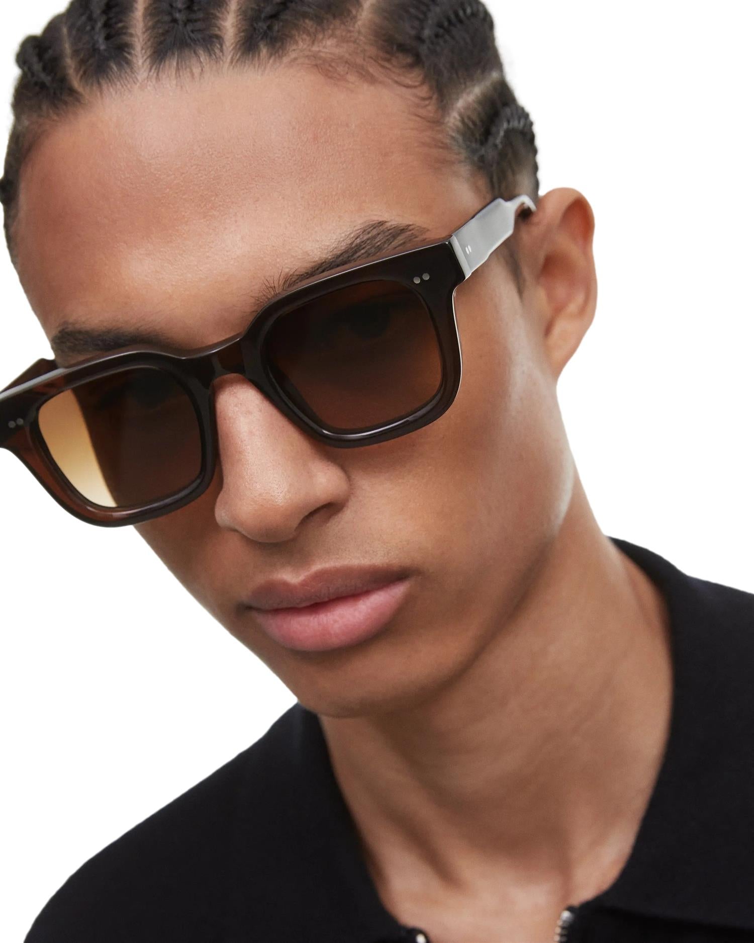 Chimi Eyewear 04 brune solbriller med rammekant og mørke glass, stilfulle og moderne for solbeskyttelse.