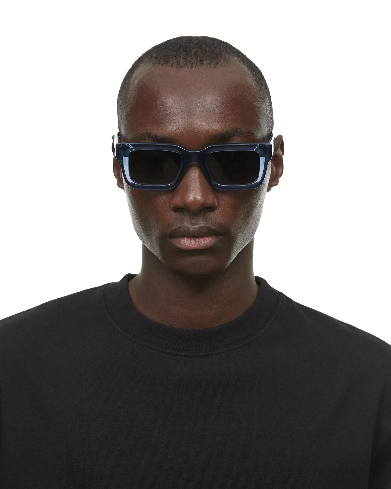 Chimi Eyewear 05 Indigo solbriller med blå ramme og mørke glass, stilfullt tilbehør for solfylte dager
