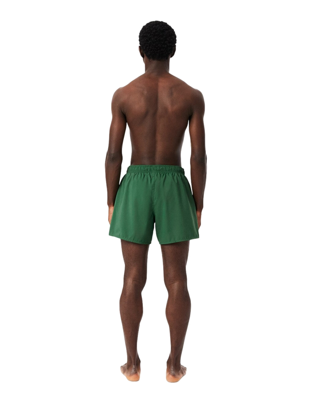 Lacoste hurtigtørkende badebukser shorts i grønn med logo, synlig foran på lette, komfortable svømmeshorts.