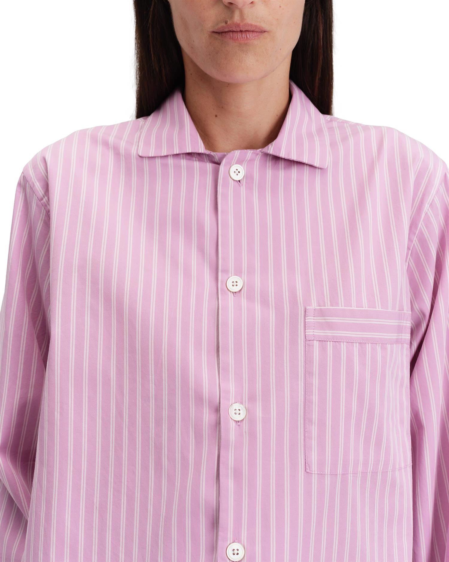 Tekla poplin pysjamas med langermet skjorte i lilla og rosa striper, mykt undertøy i rosa, komfortabel og stilfull.