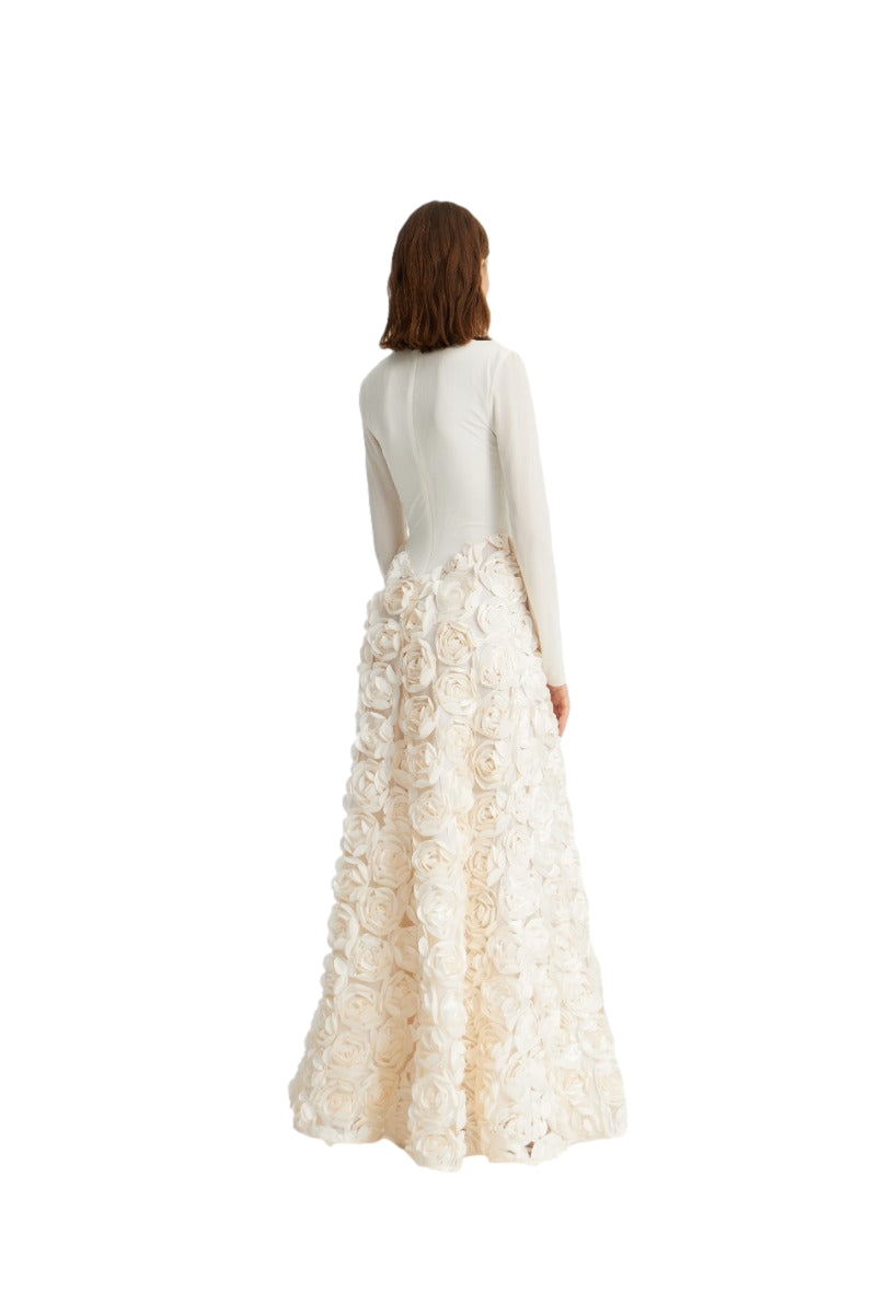 ROTATE langermet maxikjole i off-white med flytende stoff og elegant design, perfekt for formelle anledninger