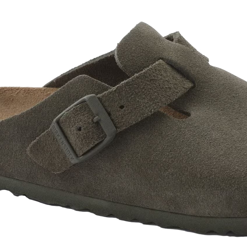 Birkenstock Boston suedesko i smal modell i grønn farge med komfortable design og lukket tå, perfekt for hverdagsbruk.