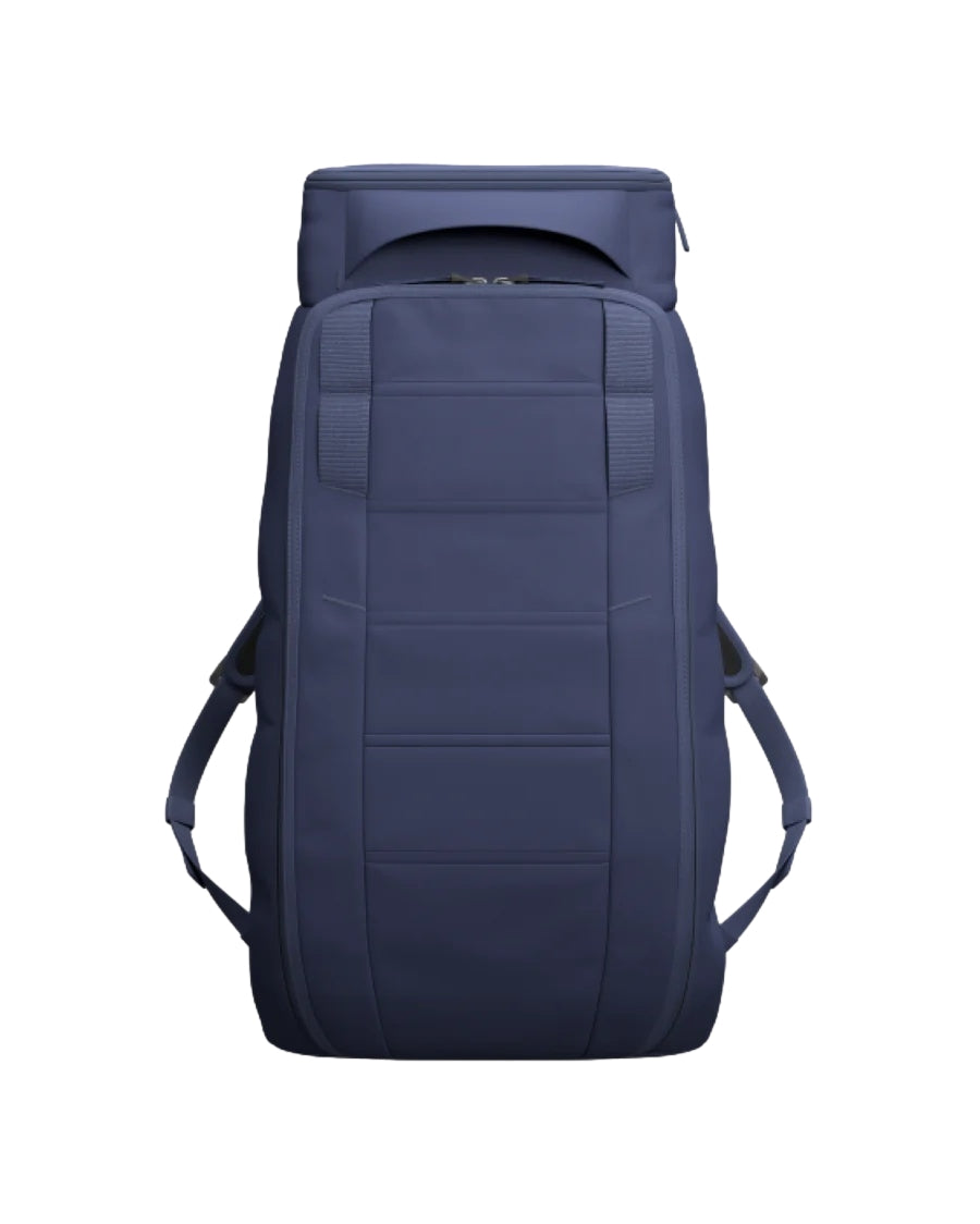 Db Hugger Backpack 30L i blå time, mørkeblå sekke med romslig design og komfortable skulderstropper, laget av Db.