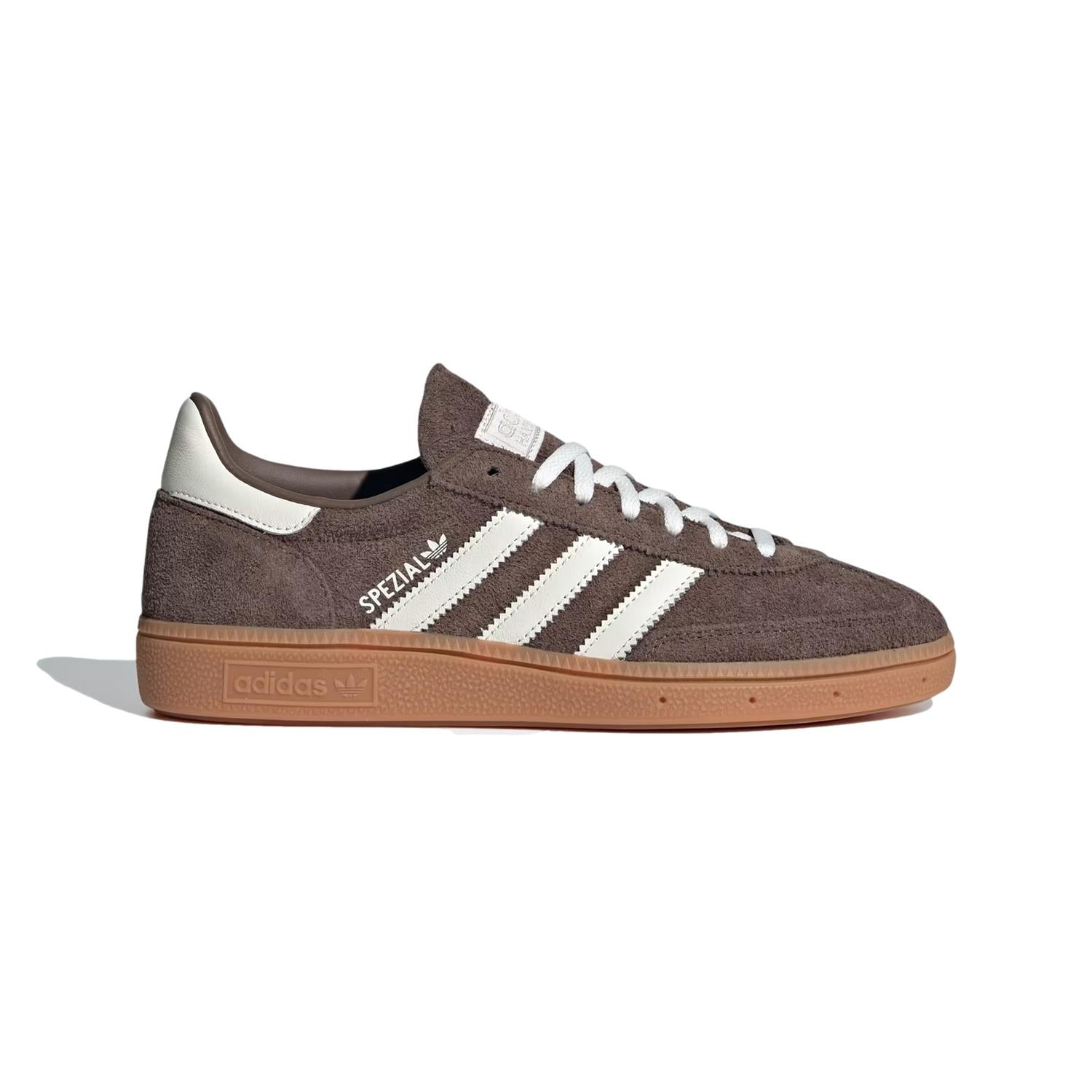 Brune Adidas Handball Spezial sko med hvit og svart detaljer, vist fra siden, designet for komfort og sportslig ytelse