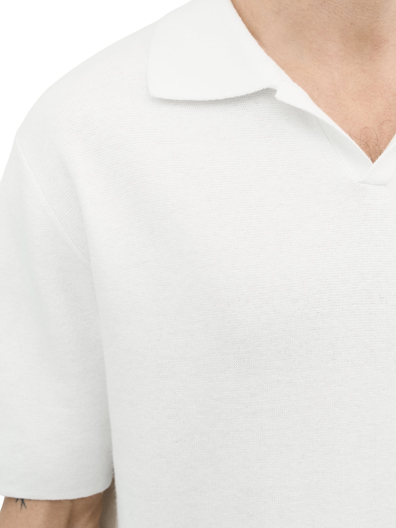 Tiger of Sweden Maelon ullgenser T-skjorte i off-white med mykt, strikket stoff og rund hals, komfortabel og stilren design