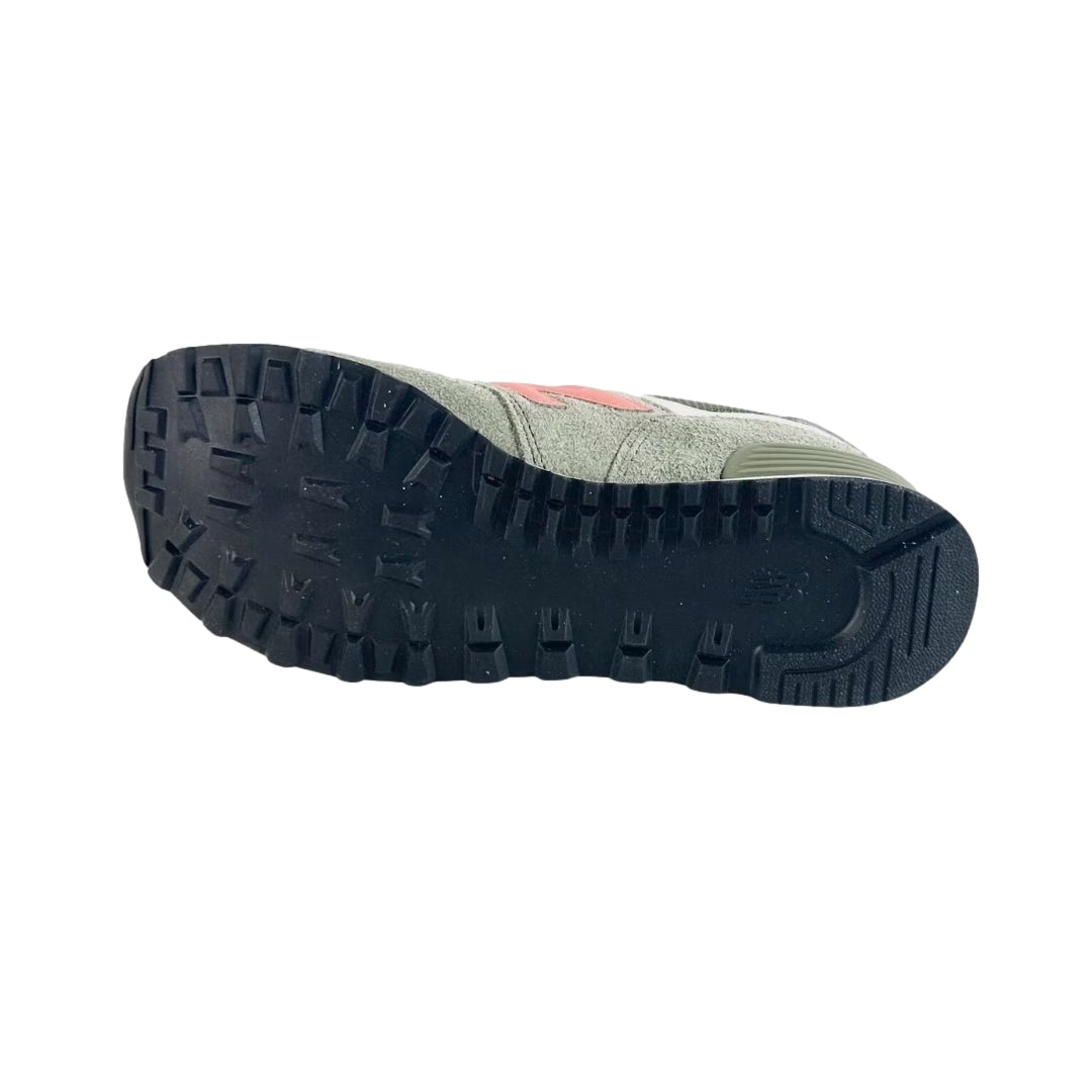 Grønne New Balance U 574 sko med hvite detaljer og komfortabel design, vist fra siden.
