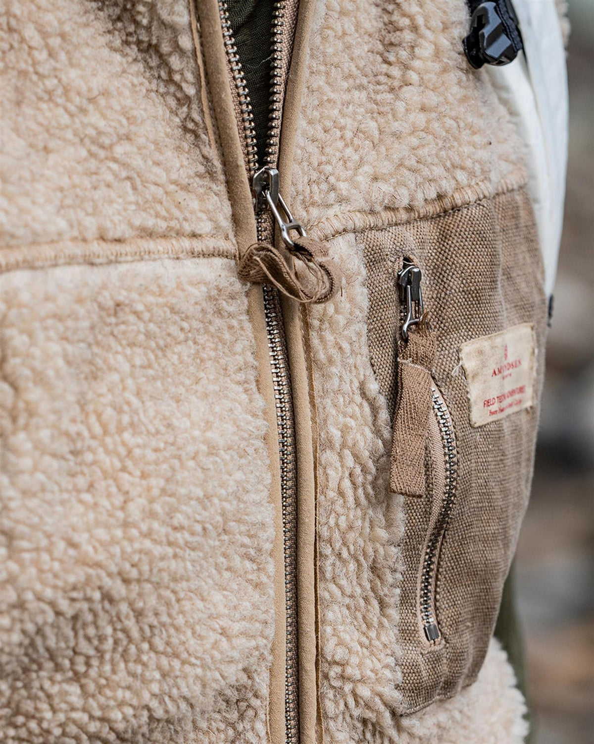 Amundsen Heroes ullfleece vest for menn i beige, myk og varm vest laget av ullmateriale, med glidelås og komfortabel passform