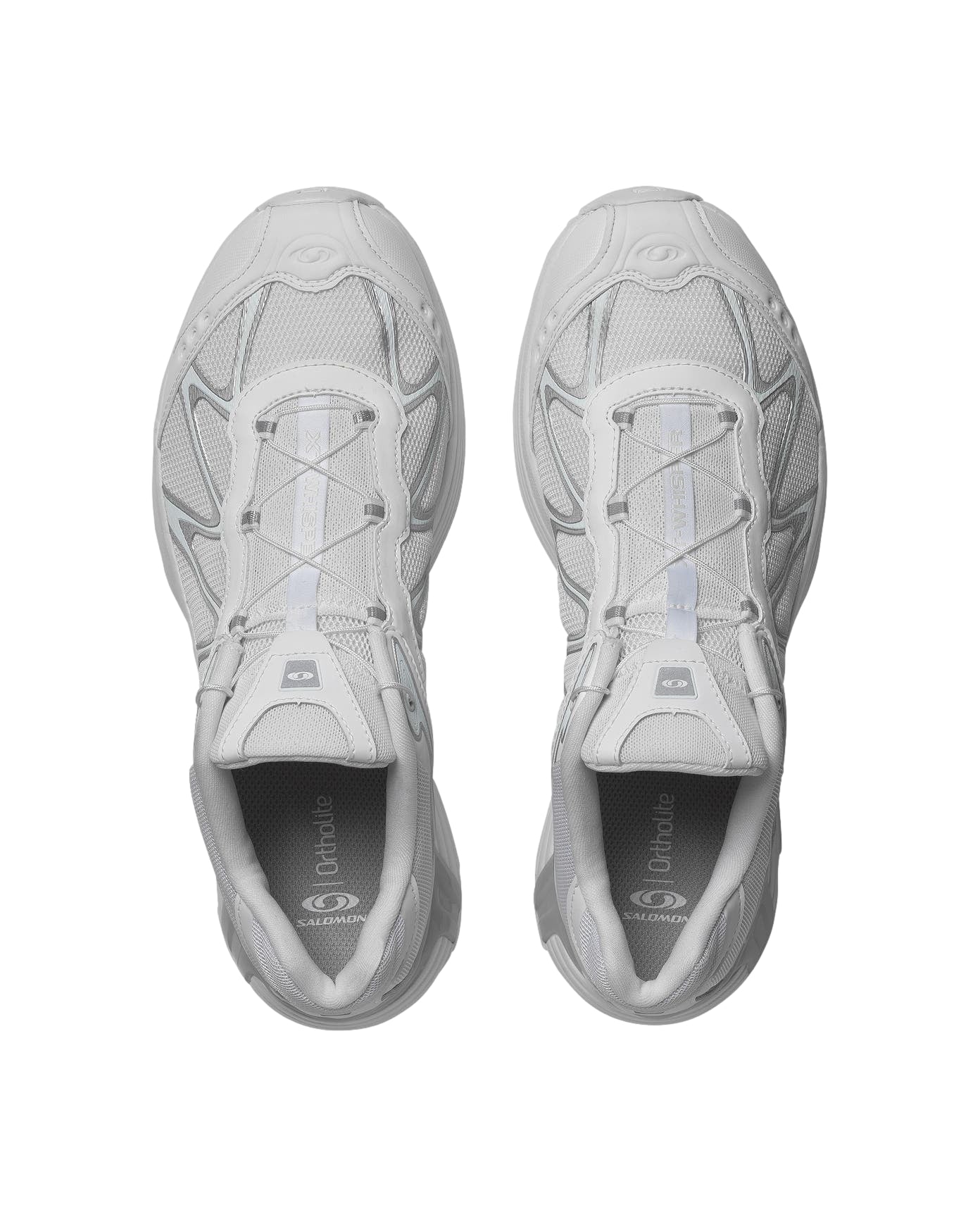 Salomon XT-Whisper tursko i hvitt, lunar rock og sølv, vises med detaljerte design og sporty utseende.