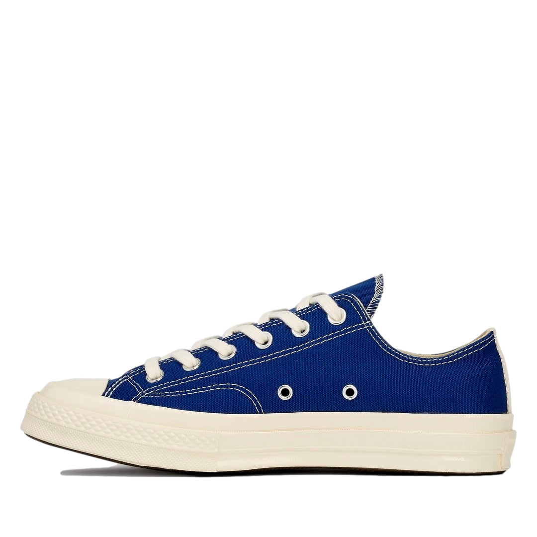 Blå Comme des Garcons Play x Converse Big Heart LOW-top sneakers med hvit logo og komfortabel passform.