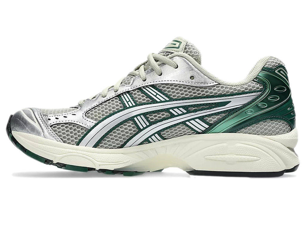 Asics GEL-KAYANO 14 løpesko i grønn og sølv med mesh-overdel og dempende såle, designet for komfort og ytelse.