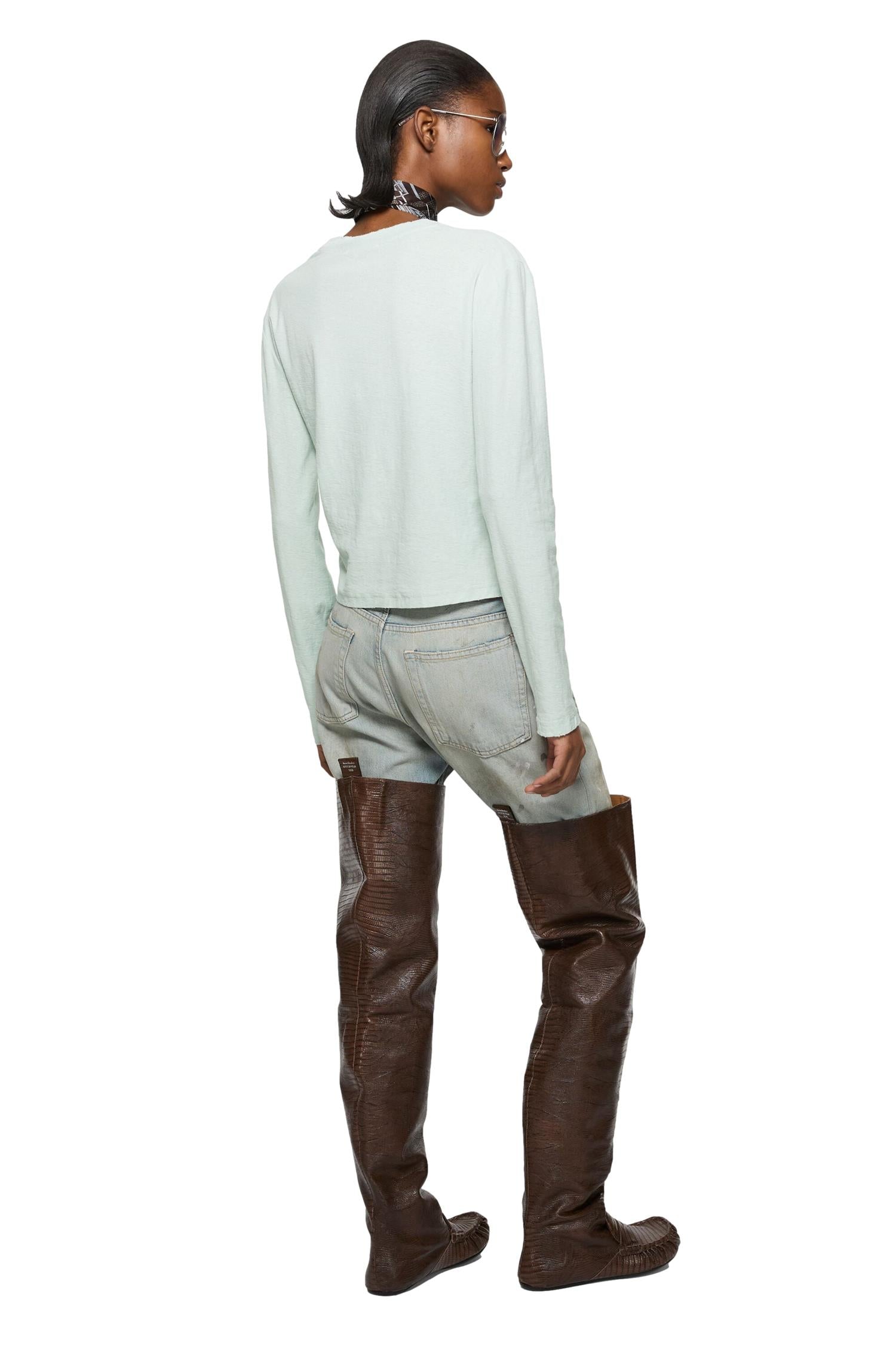 Acne distressed logo T-skjorte i mintfarge, bomullsgenser med slitt detalj og logo, for avslappet og trendy stil.
