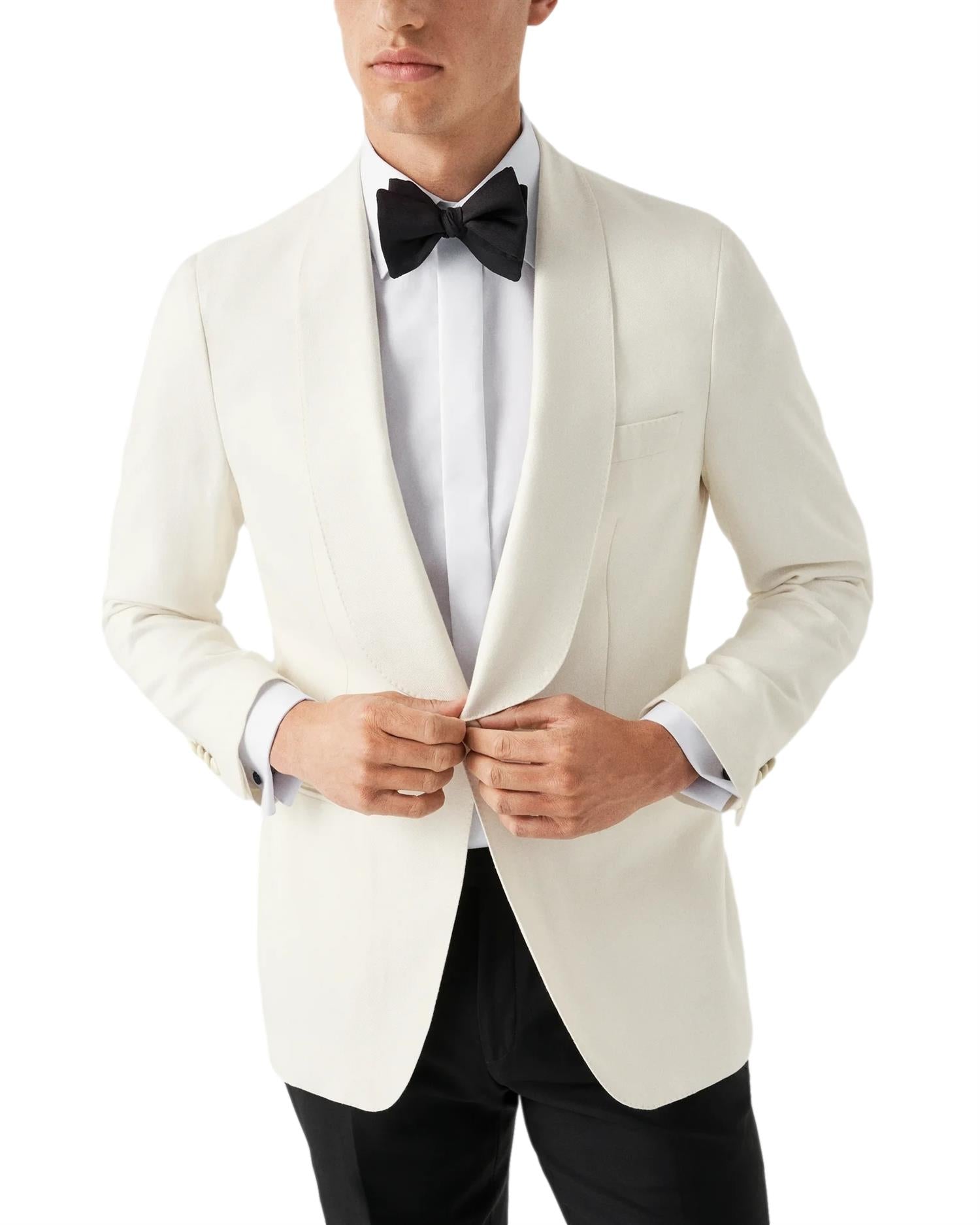 Eton 3000 Slim hvit skjorte i signature twill med elegant passform, vist på modell med krage og knapper foran.