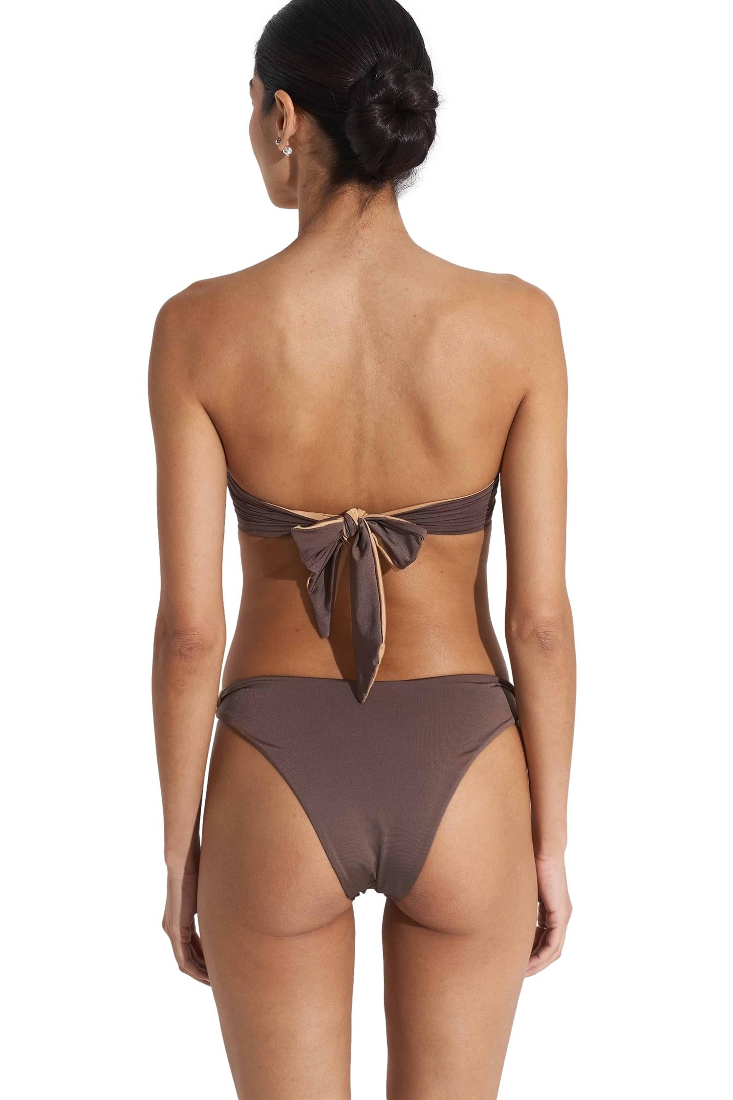 Seaquelle Billow bikini topp i brun, badetøy med myke skulpturelle detaljer, perfekt for sommeraktivitet og svømmeturer.