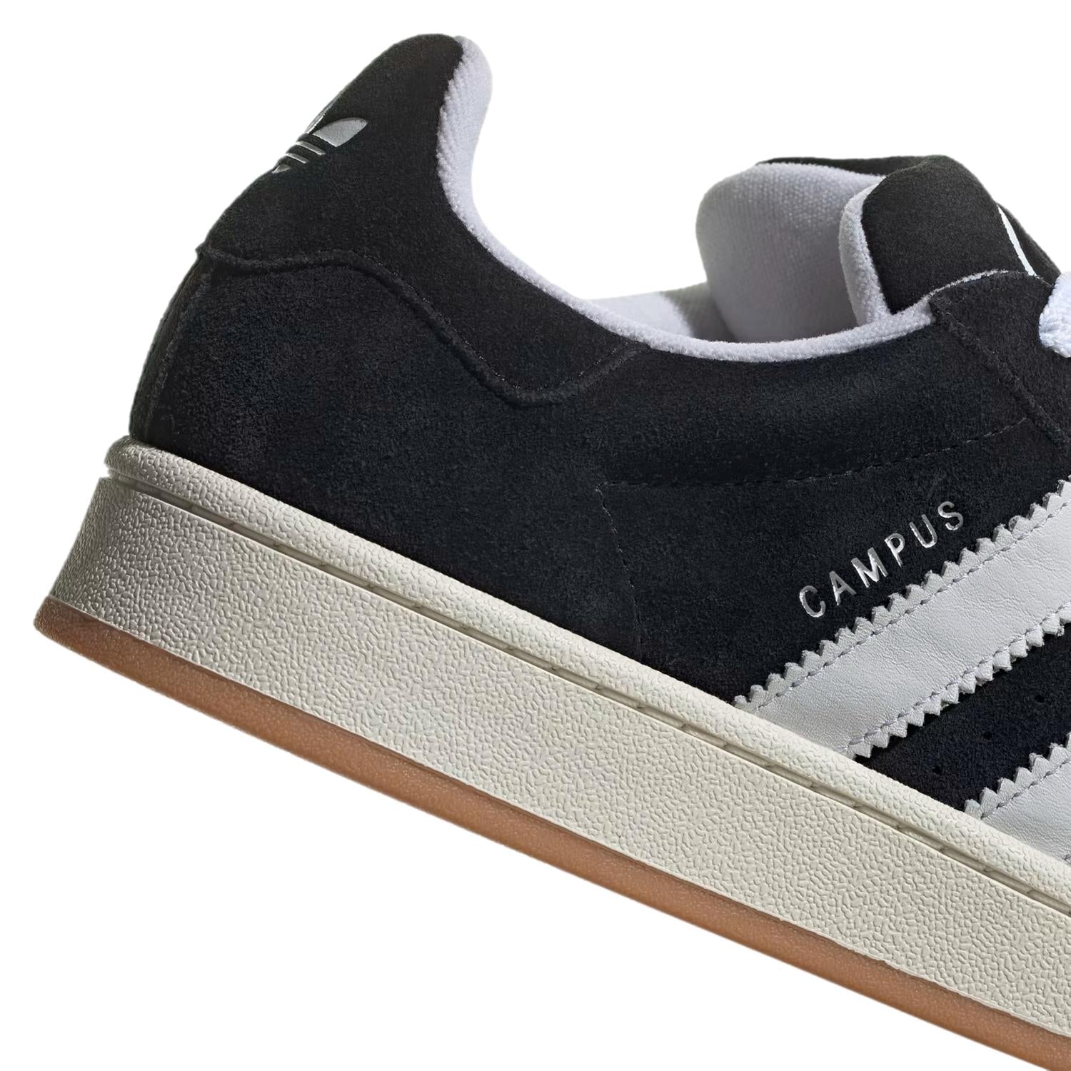 Sort Adidas Campus 00s sko med klassisk design, synlig tekstur og hvite detaljer, laget for komfort og stil.