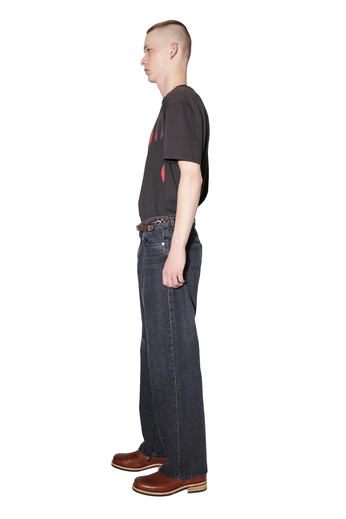 Sort Our Legacy Third Cut Jeans med vasket finish, synlig slitasje og klassisk jeansstil, vist på modellen.